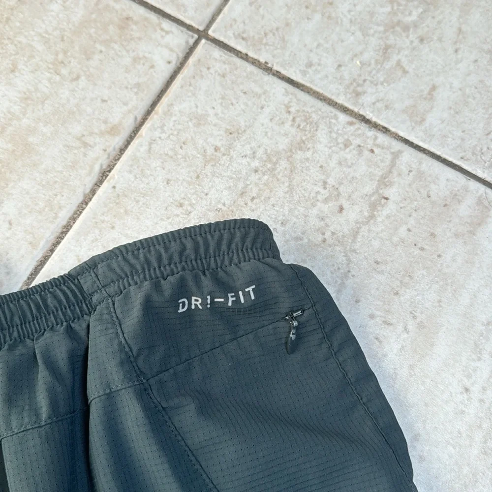 Nike soul cycle green mens shorts size medium - Picture 8 of 8